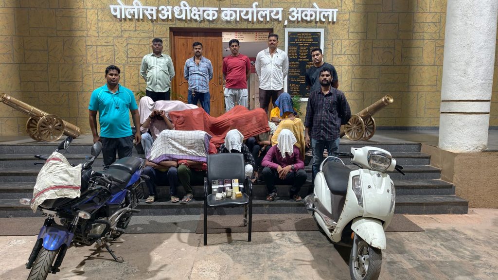 ऑपरेशन प्रहार! अकोल्यात जुगार अड्ड्यावर छापा; १३ जण ताब्यात, ४.०७ लाखांचा मुद्देमाल जप्त